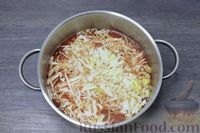 Фото приготовления рецепта: Томатный суп с колбасками, фасолью и капустой - шаг №6