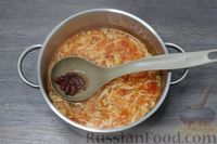 Фото приготовления рецепта: Томатный суп с колбасками, фасолью и капустой - шаг №7