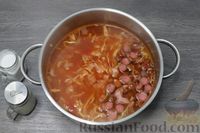 Фото приготовления рецепта: Томатный суп с колбасками, фасолью и капустой - шаг №8