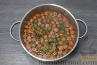 Фото приготовления рецепта: Томатный суп с колбасками, фасолью и капустой - шаг №9