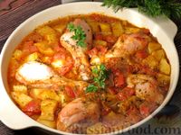 Фото к рецепту: Курица с картошкой в пряном томатном соусе, в духовке