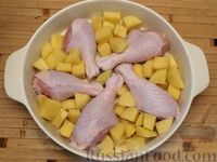 Фото приготовления рецепта: Курица с картошкой в пряном томатном соусе, в духовке - шаг №4