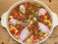 Фото приготовления рецепта: Курица с картошкой в пряном томатном соусе, в духовке - шаг №10