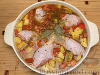 Фото приготовления рецепта: Курица с картошкой в пряном томатном соусе, в духовке - шаг №11