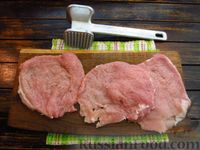 Фото приготовления рецепта: Шницель из свинины, запечённый с томатной сальсой и моцареллой - шаг №9