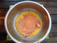 Фото приготовления рецепта: Шницель из свинины, запечённый с томатной сальсой и моцареллой - шаг №13