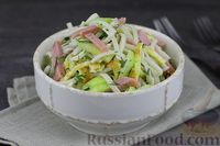 Фото к рецепту: Салат с рисовой лапшой, ветчиной, огурцами и яичными блинчиками