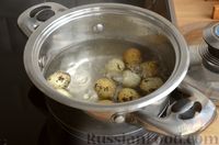 Фото приготовления рецепта: Салат с кальмарами, авокадо, огурцами и перепелиными яйцами - шаг №3