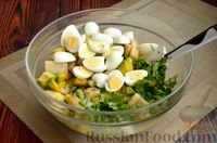 Фото приготовления рецепта: Салат с кальмарами, авокадо, огурцами и перепелиными яйцами - шаг №12