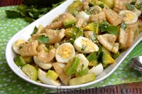 Фото приготовления рецепта: Салат с кальмарами, авокадо, огурцами и перепелиными яйцами - шаг №14