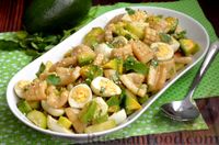 Фото к рецепту: Салат с кальмарами, авокадо, огурцами и перепелиными яйцами