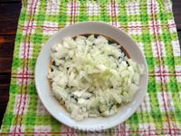 Фото приготовления рецепта: Слоёный салат с шампиньонами, картофелем, сыром и яйцами - шаг №7
