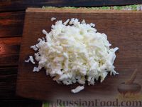 Фото приготовления рецепта: Слоёный салат с шампиньонами, картофелем, сыром и яйцами - шаг №8