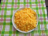 Фото приготовления рецепта: Слоёный салат с шампиньонами, картофелем, сыром и яйцами - шаг №9