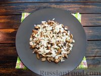 Фото приготовления рецепта: Слоёный салат с шампиньонами, картофелем, сыром и яйцами - шаг №13