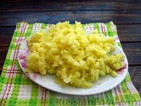 Фото приготовления рецепта: Слоёный салат с шампиньонами, картофелем, сыром и яйцами - шаг №10