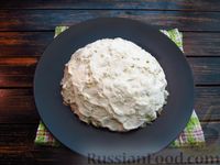 Фото приготовления рецепта: Слоёный салат с шампиньонами, картофелем, сыром и яйцами - шаг №15