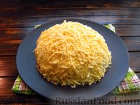 Фото приготовления рецепта: Слоёный салат с шампиньонами, картофелем, сыром и яйцами - шаг №18
