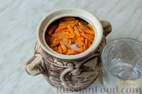 Фото приготовления рецепта: Рыба, запечённая с картофелем и морковью (в горшочках) - шаг №12