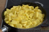 Фото приготовления рецепта: Картофельная запеканка с колбасой и сыром (на сковороде) - шаг №5