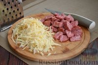 Фото приготовления рецепта: Картофельная запеканка с колбасой и сыром (на сковороде) - шаг №6