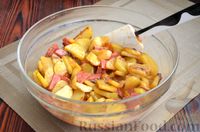 Фото приготовления рецепта: Картофельная запеканка с колбасой и сыром (на сковороде) - шаг №10