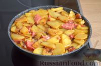 Фото приготовления рецепта: Картофельная запеканка с колбасой и сыром (на сковороде) - шаг №11
