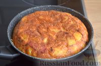 Фото приготовления рецепта: Картофельная запеканка с колбасой и сыром (на сковороде) - шаг №12