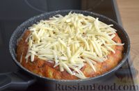 Фото приготовления рецепта: Картофельная запеканка с колбасой и сыром (на сковороде) - шаг №13