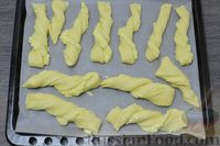 Фото приготовления рецепта: Сдобные булочки-спиральки с лимонной творожной начинкой - шаг №19