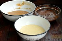 Фото приготовления рецепта: Трёхцветный кекс с маскарпоне, кофе, какао и шоколадной глазурью - шаг №8