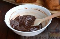 Фото приготовления рецепта: Трёхцветный кекс с маскарпоне, кофе, какао и шоколадной глазурью - шаг №11