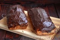Фото приготовления рецепта: Трёхцветный кекс с маскарпоне, кофе, какао и шоколадной глазурью - шаг №12