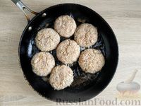 Фото приготовления рецепта: Котлеты из фарша с грибами и квашеной капустой - шаг №13