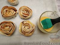 Фото приготовления рецепта: Слоёные булочки-розочки с яблоками и корицей - шаг №7