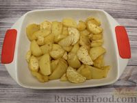 Фото приготовления рецепта: Картошка, запечённая с фаршем в томатном соусе и моцареллой - шаг №5
