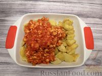 Фото приготовления рецепта: Картошка, запечённая с фаршем в томатном соусе и моцареллой - шаг №12