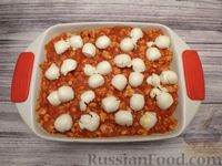 Фото приготовления рецепта: Картошка, запечённая с фаршем в томатном соусе и моцареллой - шаг №13
