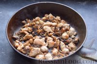 Фото приготовления рецепта: Слоёный киш с курицей, грибами и сыром - шаг №5