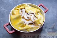 Фото приготовления рецепта: Слоёный киш с курицей, грибами и сыром - шаг №14