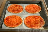 Фото приготовления рецепта: Пиццы "Школьные" с варёной колбасой, маринованными огурцами и сыром - шаг №15