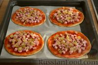 Фото приготовления рецепта: Пиццы "Школьные" с варёной колбасой, маринованными огурцами и сыром - шаг №16