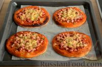 Фото приготовления рецепта: Пиццы "Школьные" с варёной колбасой, маринованными огурцами и сыром - шаг №18