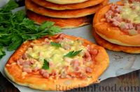 Фото приготовления рецепта: Пиццы "Школьные" с варёной колбасой, маринованными огурцами и сыром - шаг №19