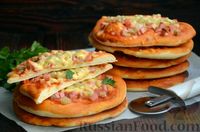 Фото приготовления рецепта: Пиццы "Школьные" с варёной колбасой, маринованными огурцами и сыром - шаг №20