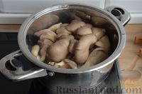 Фото приготовления рецепта: Куриный суп с лапшой и грибами - шаг №3