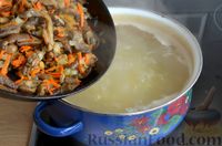 Фото приготовления рецепта: Куриный суп с лапшой и грибами - шаг №12