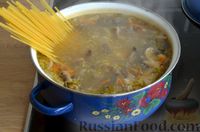 Фото приготовления рецепта: Куриный суп с лапшой и грибами - шаг №13