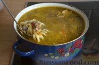 Фото приготовления рецепта: Куриный суп с лапшой и грибами - шаг №16
