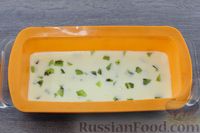 Фото приготовления рецепта: Желейный молочно-сметанный торт с киви - шаг №12